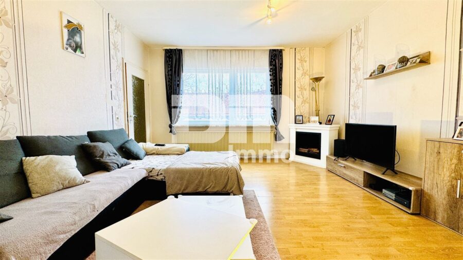 Modernisiertes Zweifamilienhaus BJ mit Gewerbeanteil, Anbau und enormen Platzangebot - OG WE2 Wohnzimmer / Esszimmer /Zugang Wintergarten